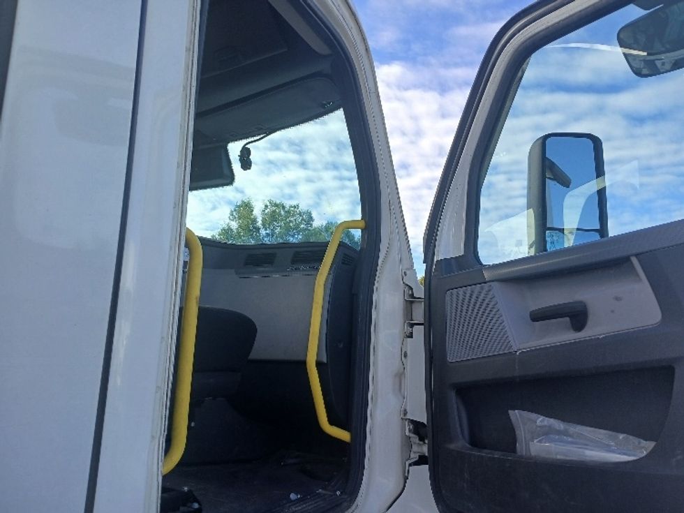 2020 Freightliner Cascadia 126" Day cab photo 9