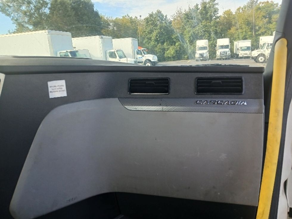 2020 Freightliner Cascadia 126" Day cab photo 10