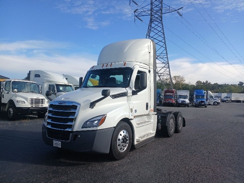 2020 Freightliner Cascadia 126" Day cab photo 2