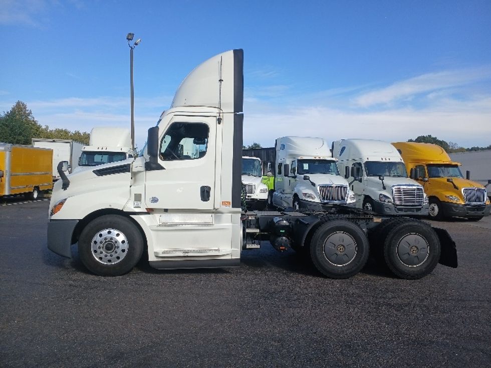 2020 Freightliner Cascadia 126" Day cab photo 3