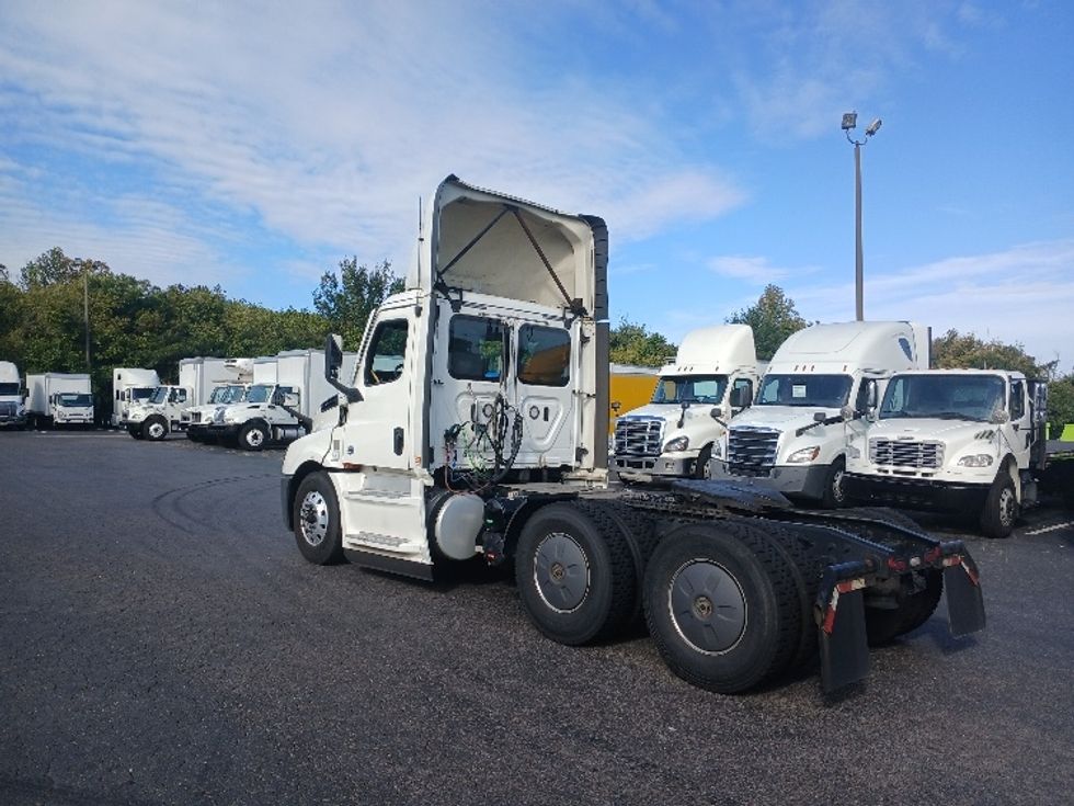 2020 Freightliner Cascadia 126" Day cab photo 4
