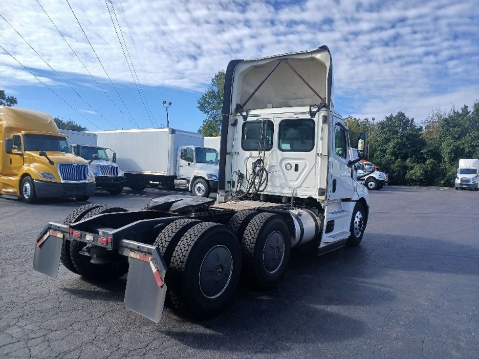 2020 Freightliner Cascadia 126" Day cab photo 6