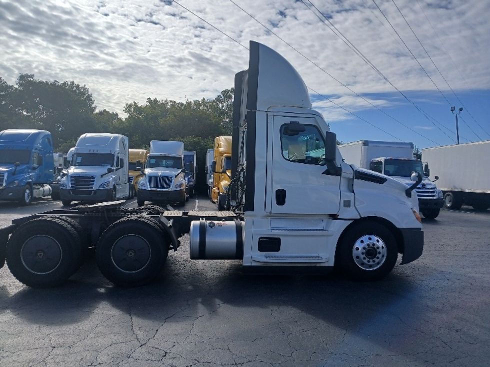 2020 Freightliner Cascadia 126" Day cab photo 7
