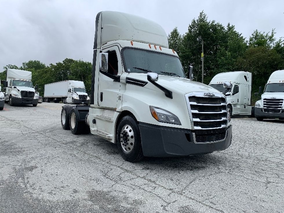 Day Cab Tractor-Heavy Duty Tractors-Freightliner-2020-T12664ST-Greensboro-NC-695,867\n\t\tmiles-$ 27,750 - Image 1