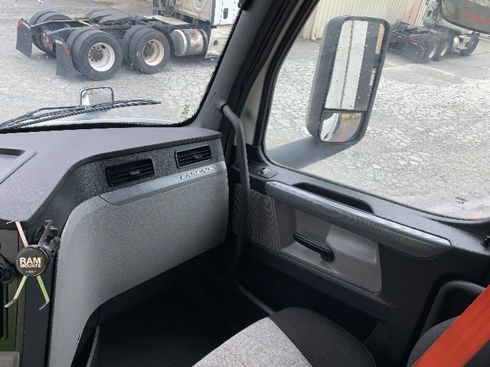 Day Cab Tractor-Heavy Duty Tractors-Freightliner-2020-T12664ST-Greensboro-NC-695,867\n\t\tmiles-$ 27,750 - Image 13