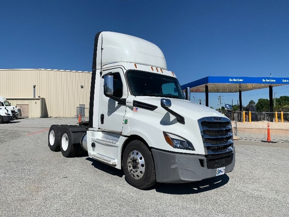 Day Cab Tractor-Heavy Duty Tractors-Freightliner-2020-T12664ST-Greensboro-NC-748,644\n\t\tmiles-$ 28,250 - Image 1