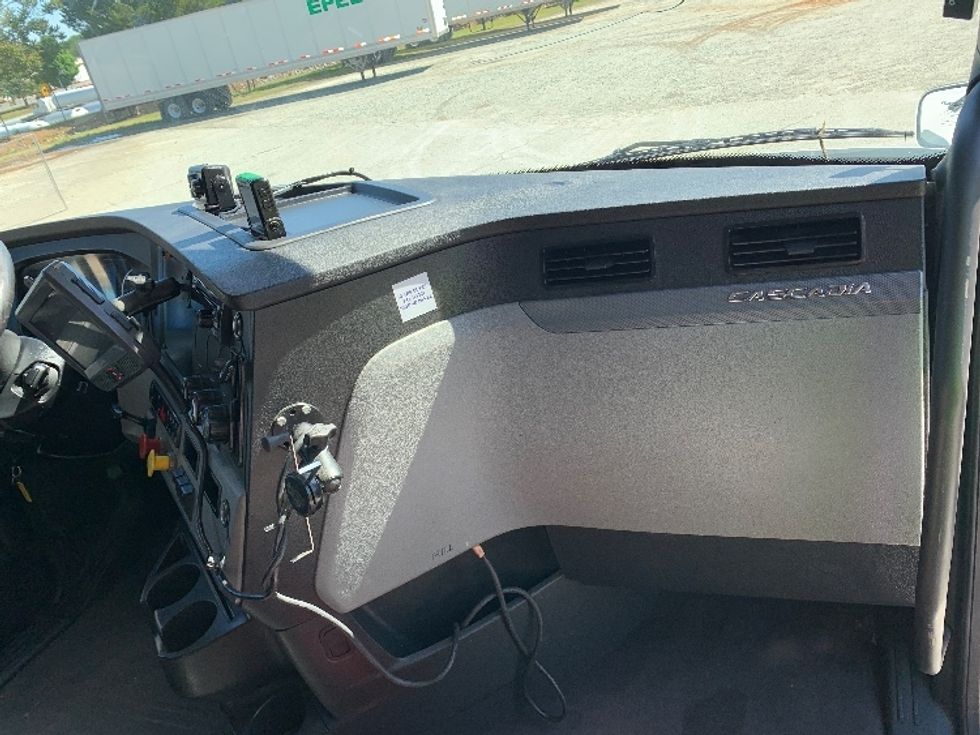 Day Cab Tractor-Heavy Duty Tractors-Freightliner-2020-T12664ST-Greensboro-NC-748,644\n\t\tmiles-$ 28,250 - Image 13