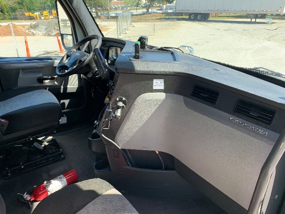Day Cab Tractor-Heavy Duty Tractors-Freightliner-2020-T12664ST-Greensboro-NC-748,644\n\t\tmiles-$ 28,250 - Image 14