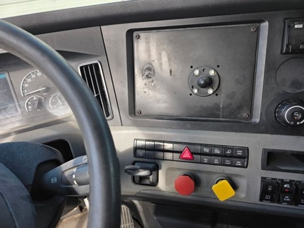 Day Cab Tractor-Heavy Duty Tractors-Freightliner-2020-T12664ST-Greensboro-NC-776,290\n\t\tmiles-$ 27,250 - Image 11