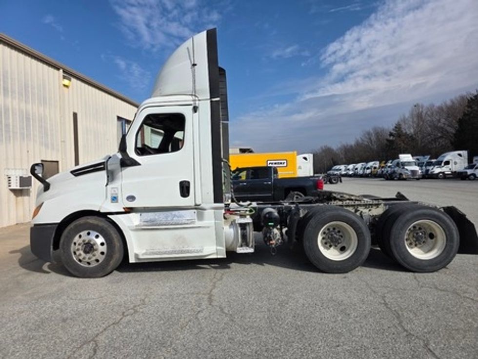 Day Cab Tractor-Heavy Duty Tractors-Freightliner-2020-T12664ST-Greensboro-NC-776,290\n\t\tmiles-$ 27,250 - Image 4