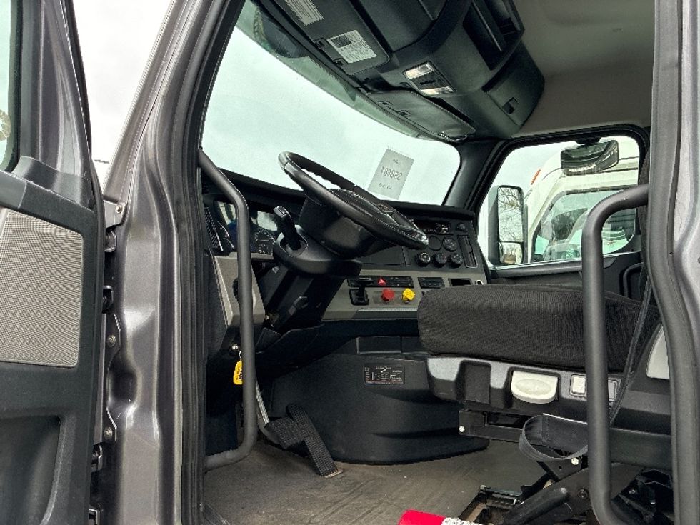 Day Cab Tractor-Heavy Duty Tractors-Freightliner-2020-T12664ST-Greenville-SC-240,809\n\t\tmiles-$ 59,750 - Image 10