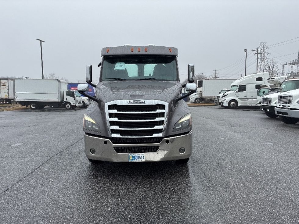 Day Cab Tractor-Heavy Duty Tractors-Freightliner-2020-T12664ST-Greenville-SC-240,809\n\t\tmiles-$ 59,750 - Image 2