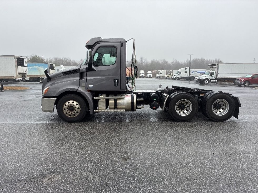 Day Cab Tractor-Heavy Duty Tractors-Freightliner-2020-T12664ST-Greenville-SC-240,809\n\t\tmiles-$ 59,750 - Image 4