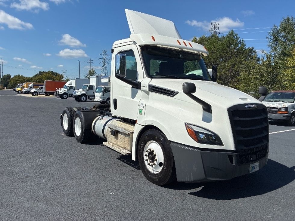 Day Cab Tractor-Heavy Duty Tractors-Freightliner-2020-T12664ST-Greenville-SC-352,042\n\t\tmiles-$ 52,000 - Image 1