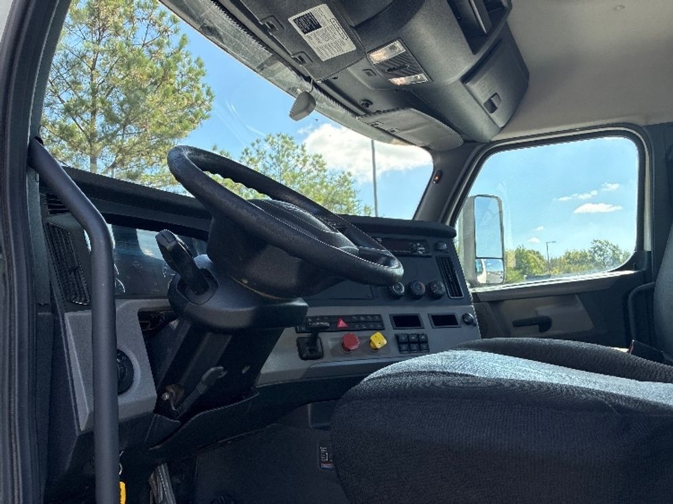 Day Cab Tractor-Heavy Duty Tractors-Freightliner-2020-T12664ST-Greenville-SC-352,042\n\t\tmiles-$ 52,000 - Image 10