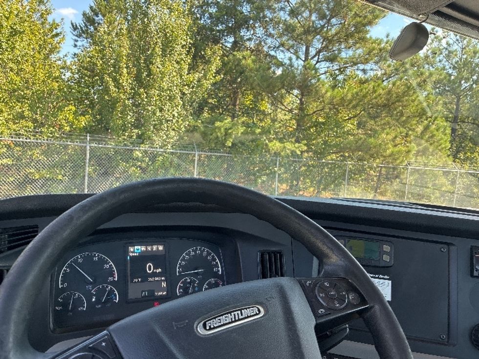 Day Cab Tractor-Heavy Duty Tractors-Freightliner-2020-T12664ST-Greenville-SC-352,042\n\t\tmiles-$ 52,000 - Image 11