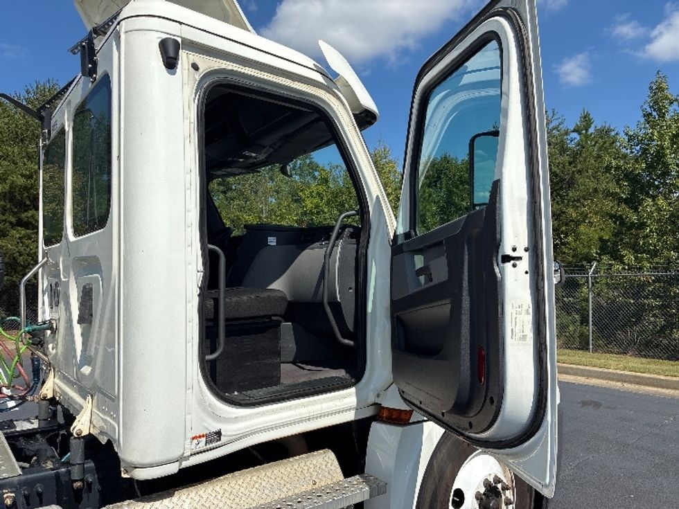 Day Cab Tractor-Heavy Duty Tractors-Freightliner-2020-T12664ST-Greenville-SC-352,042\n\t\tmiles-$ 52,000 - Image 12