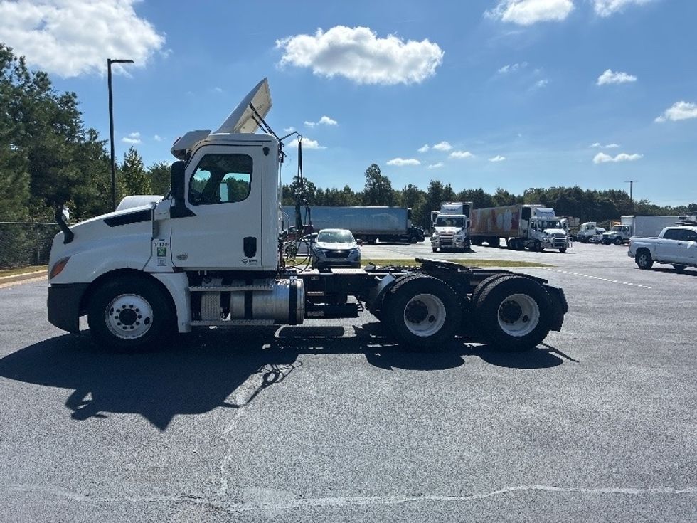 Day Cab Tractor-Heavy Duty Tractors-Freightliner-2020-T12664ST-Greenville-SC-352,042\n\t\tmiles-$ 52,000 - Image 4