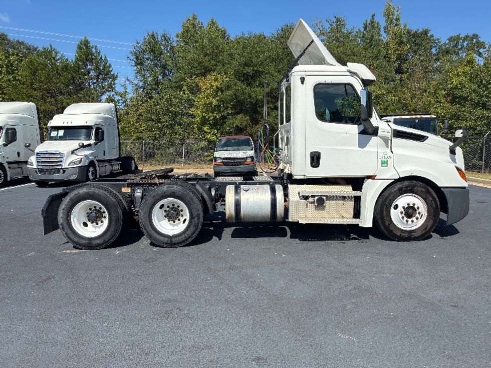 Day Cab Tractor-Heavy Duty Tractors-Freightliner-2020-T12664ST-Greenville-SC-352,042\n\t\tmiles-$ 52,000 - Image 8