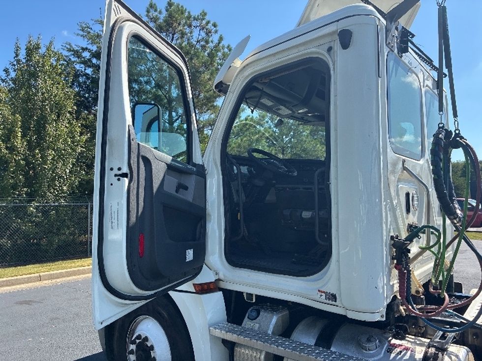 Day Cab Tractor-Heavy Duty Tractors-Freightliner-2020-T12664ST-Greenville-SC-352,042\n\t\tmiles-$ 52,000 - Image 9