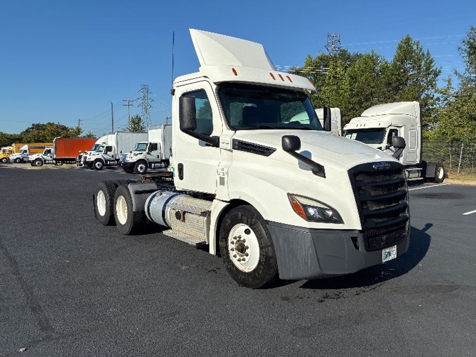 Day Cab Tractor-Heavy Duty Tractors-Freightliner-2020-T12664ST-Greenville-SC-568,900\n\t\tmiles-$ 36,750 - Image 1