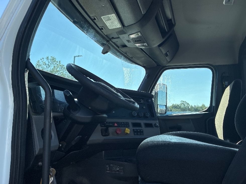Day Cab Tractor-Heavy Duty Tractors-Freightliner-2020-T12664ST-Greenville-SC-568,900\n\t\tmiles-$ 36,750 - Image 10