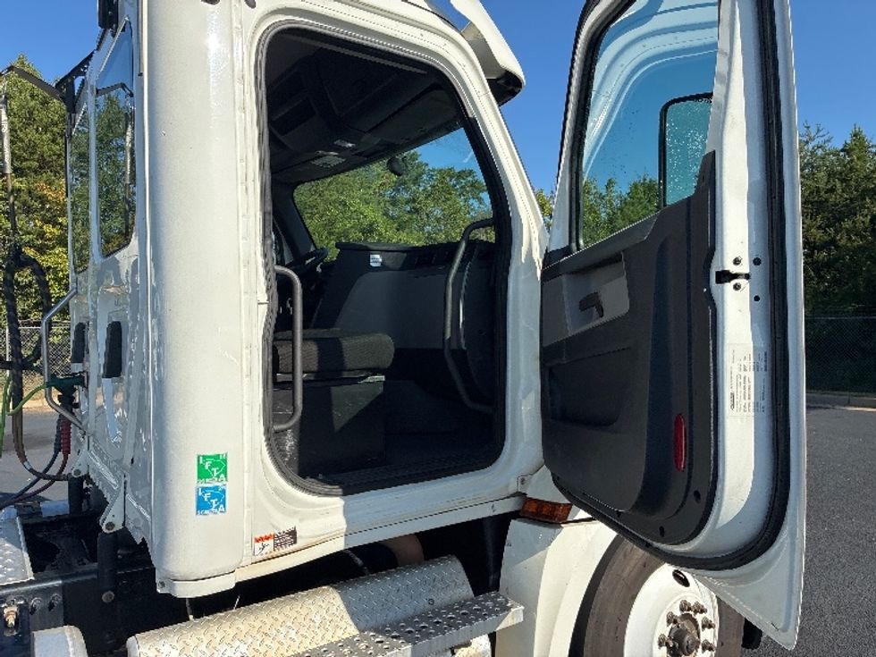Day Cab Tractor-Heavy Duty Tractors-Freightliner-2020-T12664ST-Greenville-SC-568,900\n\t\tmiles-$ 36,750 - Image 12