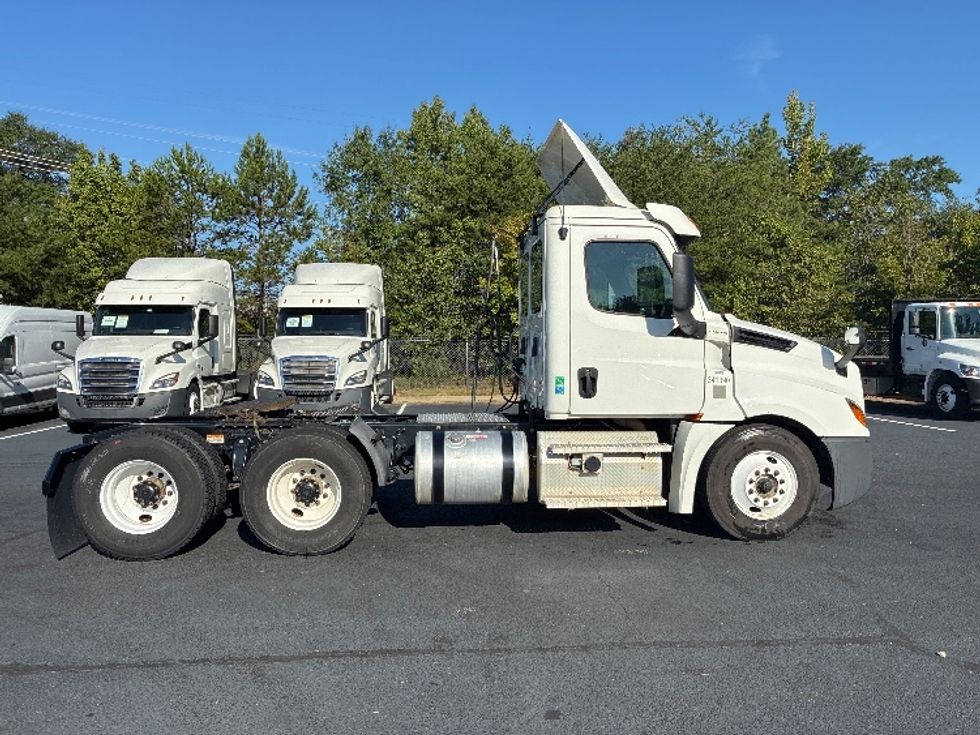 Day Cab Tractor-Heavy Duty Tractors-Freightliner-2020-T12664ST-Greenville-SC-568,900\n\t\tmiles-$ 36,750 - Image 8