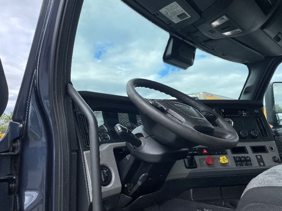 Day Cab Tractor-Heavy Duty Tractors-Freightliner-2020-T12664ST-Greenville-SC-575,982\n\t\tmiles-$ 37,750 - Image 10
