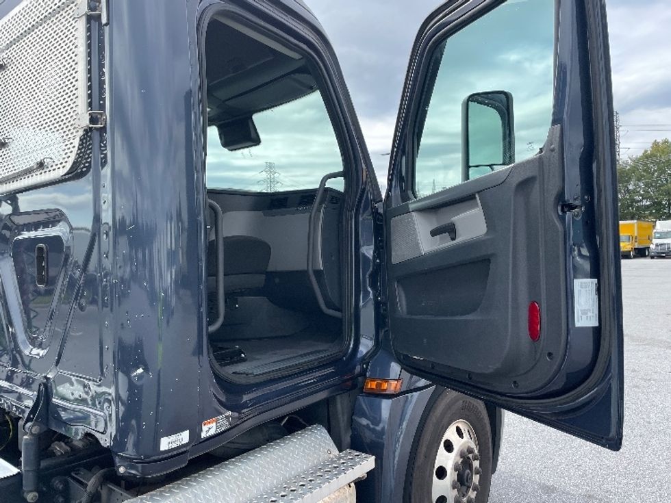 Day Cab Tractor-Heavy Duty Tractors-Freightliner-2020-T12664ST-Greenville-SC-575,982\n\t\tmiles-$ 37,750 - Image 12