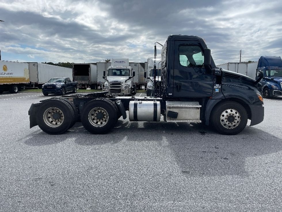Day Cab Tractor-Heavy Duty Tractors-Freightliner-2020-T12664ST-Greenville-SC-575,982\n\t\tmiles-$ 37,750 - Image 8