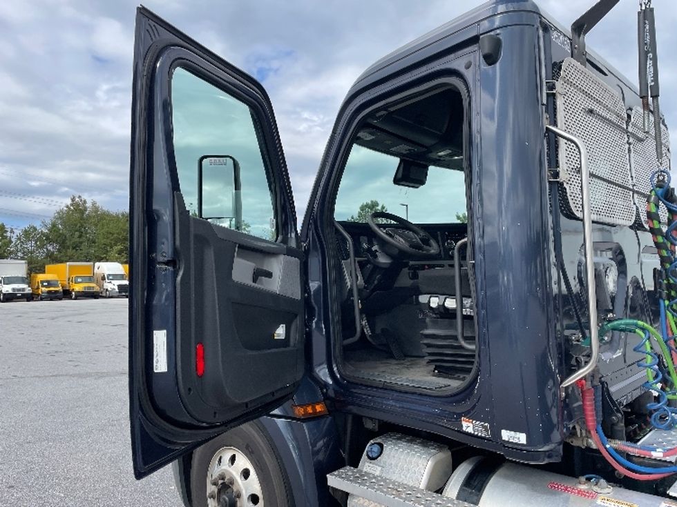 Day Cab Tractor-Heavy Duty Tractors-Freightliner-2020-T12664ST-Greenville-SC-575,982\n\t\tmiles-$ 37,750 - Image 9