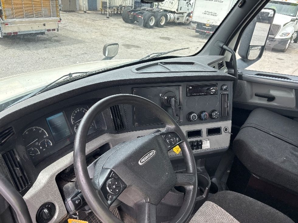 Day Cab Tractor-Heavy Duty Tractors-Freightliner-2020-T12664ST-Greer-SC-365,420\n\t\tmiles-$ 50,250 - Image 10