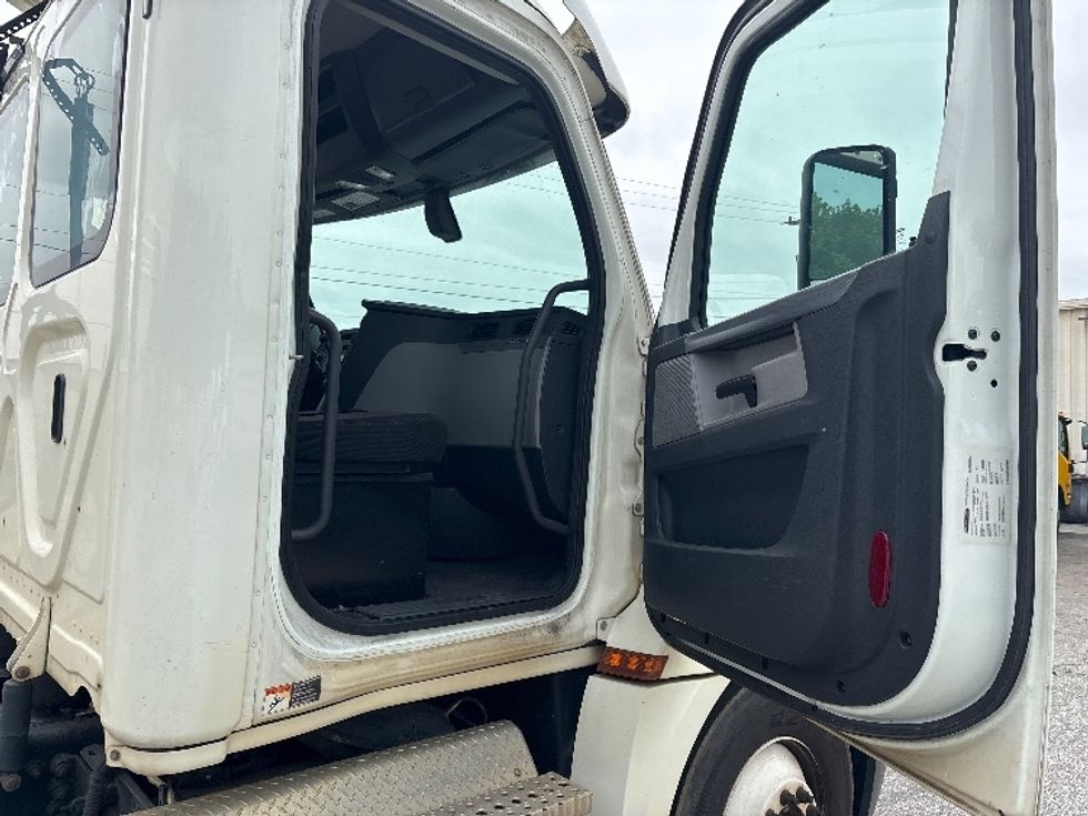 Day Cab Tractor-Heavy Duty Tractors-Freightliner-2020-T12664ST-Greer-SC-365,420\n\t\tmiles-$ 50,250 - Image 12