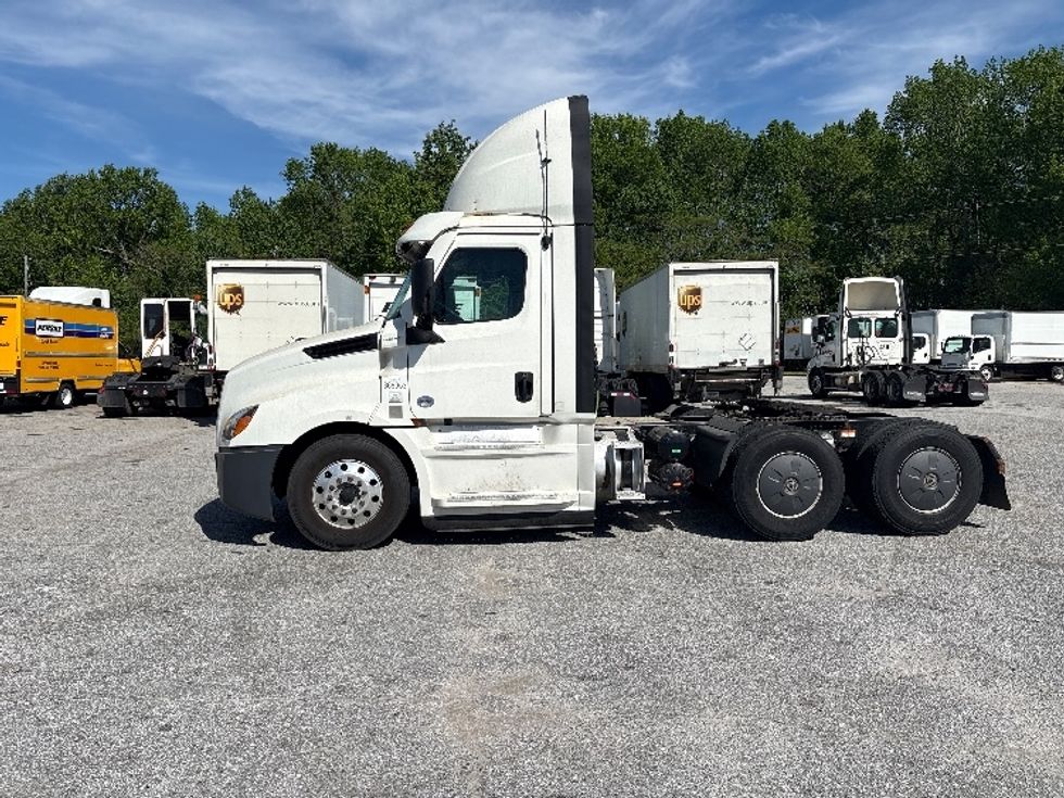 Day Cab Tractor-Heavy Duty Tractors-Freightliner-2020-T12664ST-Greer-SC-525,568\n\t\tmiles-$ 44,250 - Image 3