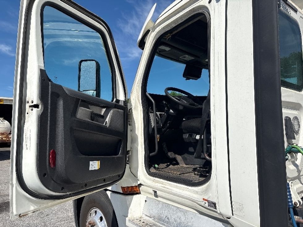 Day Cab Tractor-Heavy Duty Tractors-Freightliner-2020-T12664ST-Greer-SC-525,568\n\t\tmiles-$ 44,250 - Image 8