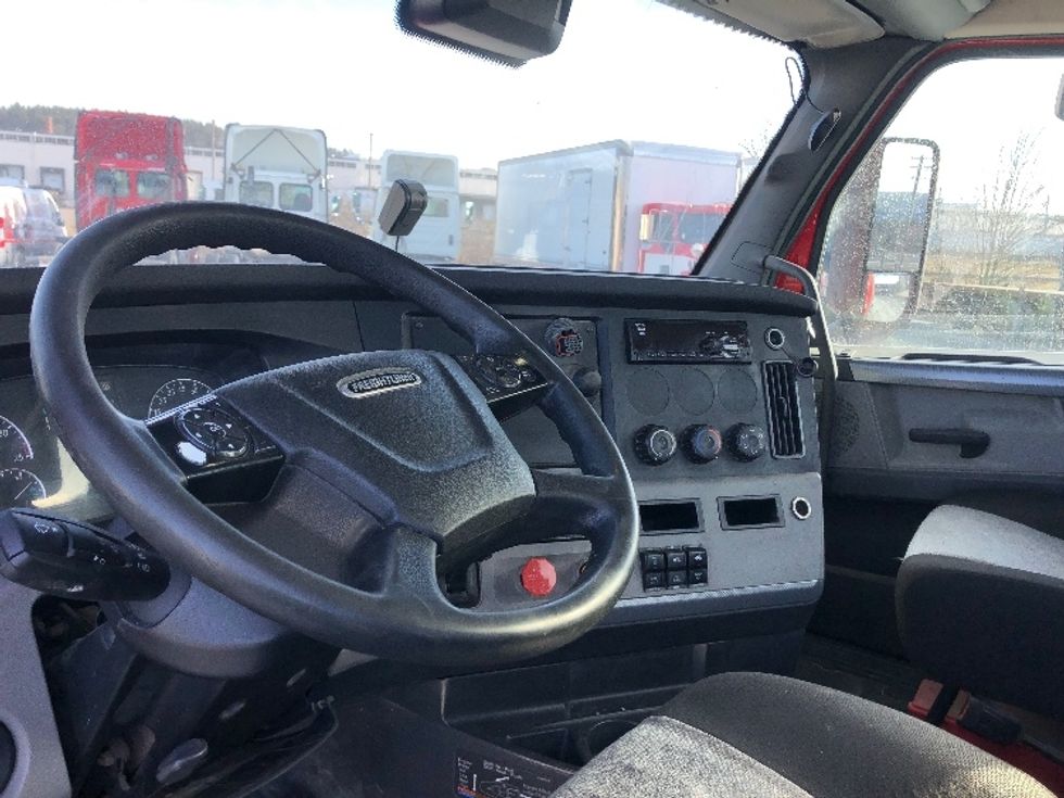 2020 Freightliner Cascadia 126" Day cab photo 10