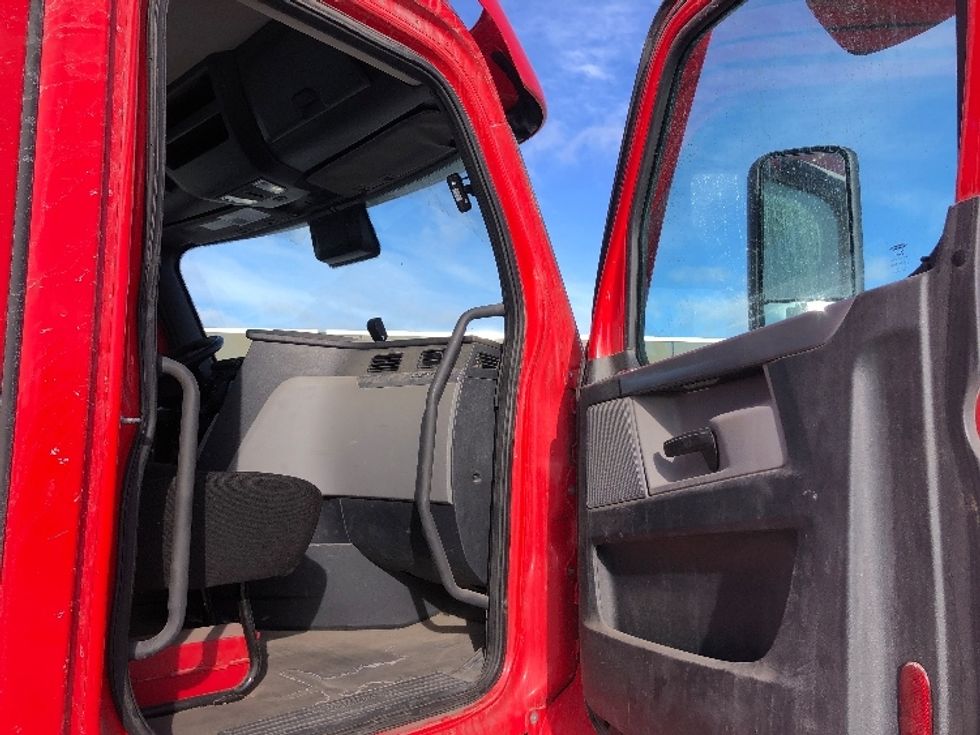 2020 Freightliner Cascadia 126" Day cab photo 11