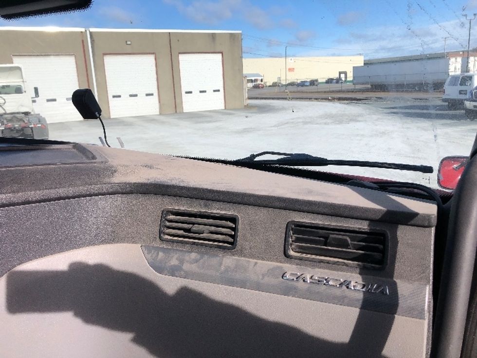2020 Freightliner Cascadia 126" Day cab photo 12