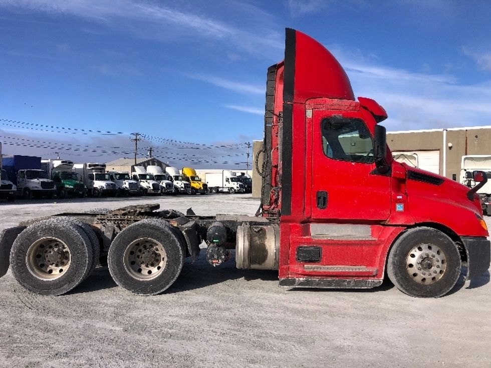 2020 Freightliner Cascadia 126" Day cab photo 8