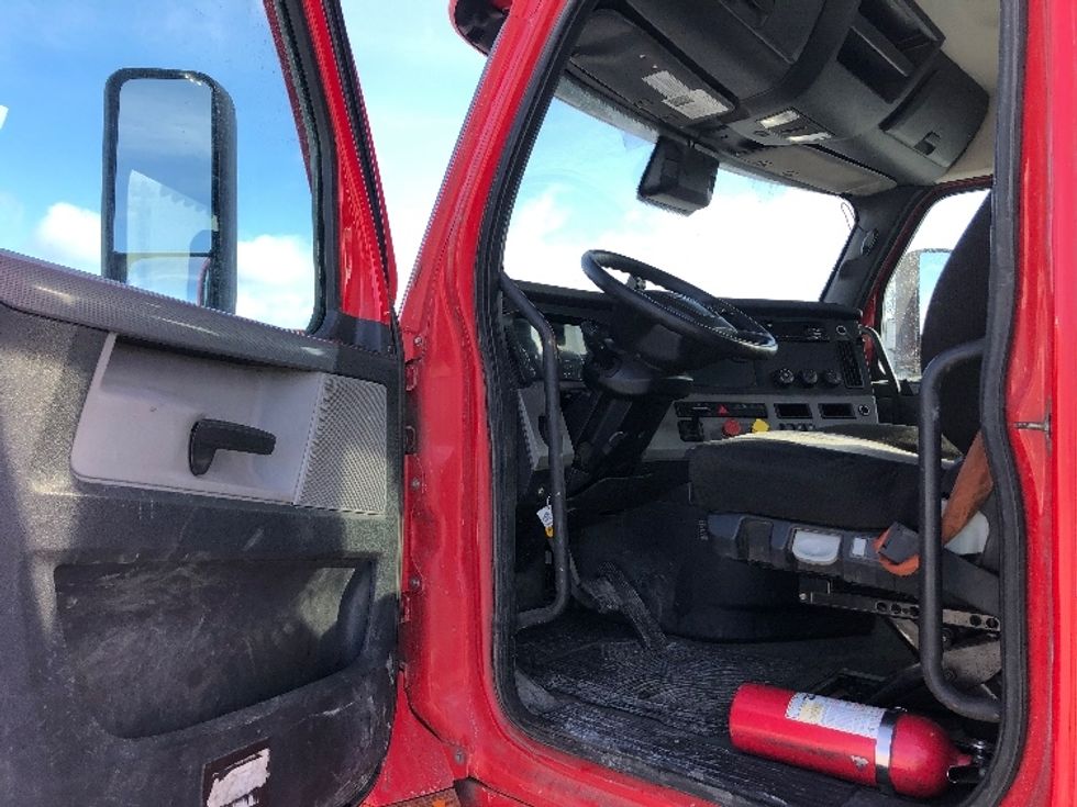2020 Freightliner Cascadia 126" Day cab photo 9