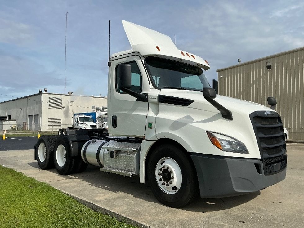 Day Cab Tractor-Heavy Duty Tractors-Freightliner-2020-T12664ST-Gulfport-MS-383,861\n\t\tmiles-$ 50,500 - Image 1