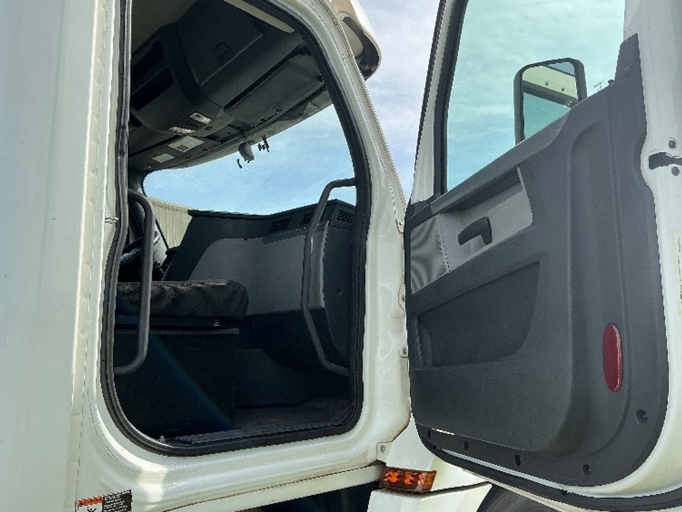 Day Cab Tractor-Heavy Duty Tractors-Freightliner-2020-T12664ST-Gulfport-MS-383,861\n\t\tmiles-$ 50,500 - Image 12