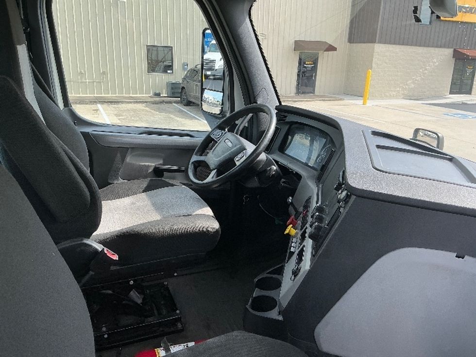 Day Cab Tractor-Heavy Duty Tractors-Freightliner-2020-T12664ST-Gulfport-MS-383,861\n\t\tmiles-$ 50,500 - Image 14