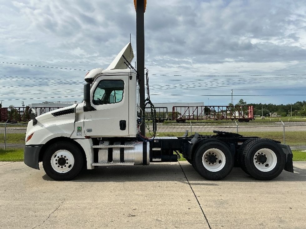 Day Cab Tractor-Heavy Duty Tractors-Freightliner-2020-T12664ST-Gulfport-MS-383,861\n\t\tmiles-$ 50,500 - Image 4
