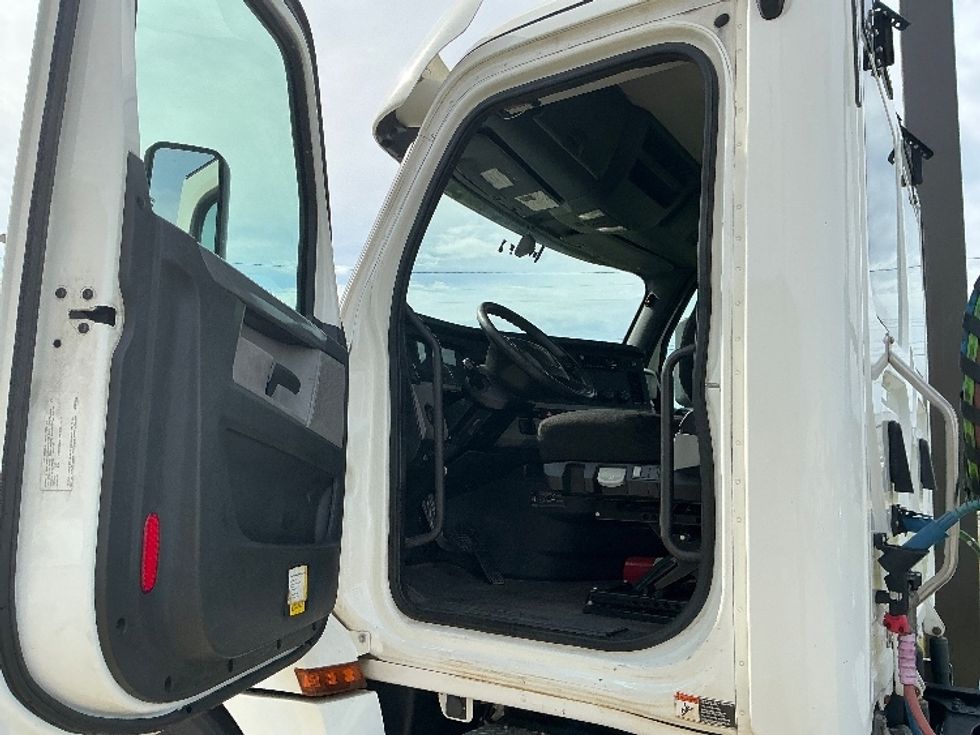 Day Cab Tractor-Heavy Duty Tractors-Freightliner-2020-T12664ST-Gulfport-MS-383,861\n\t\tmiles-$ 50,500 - Image 9