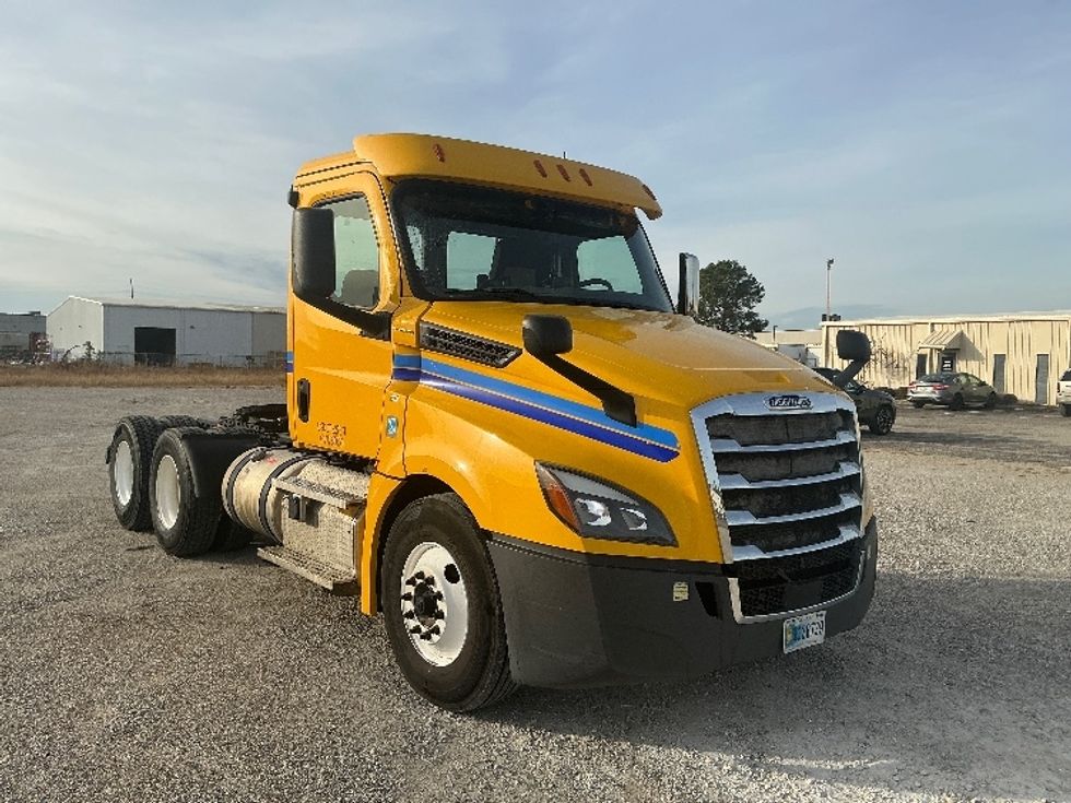 Day Cab Tractor-Heavy Duty Tractors-Freightliner-2020-T12664ST-Gulfport-MS-700,387\n\t\tmiles-$ 31,750 - Image 1