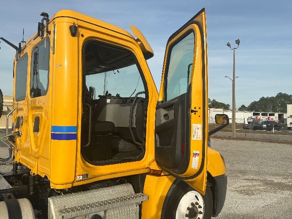 Day Cab Tractor-Heavy Duty Tractors-Freightliner-2020-T12664ST-Gulfport-MS-700,387\n\t\tmiles-$ 31,750 - Image 12