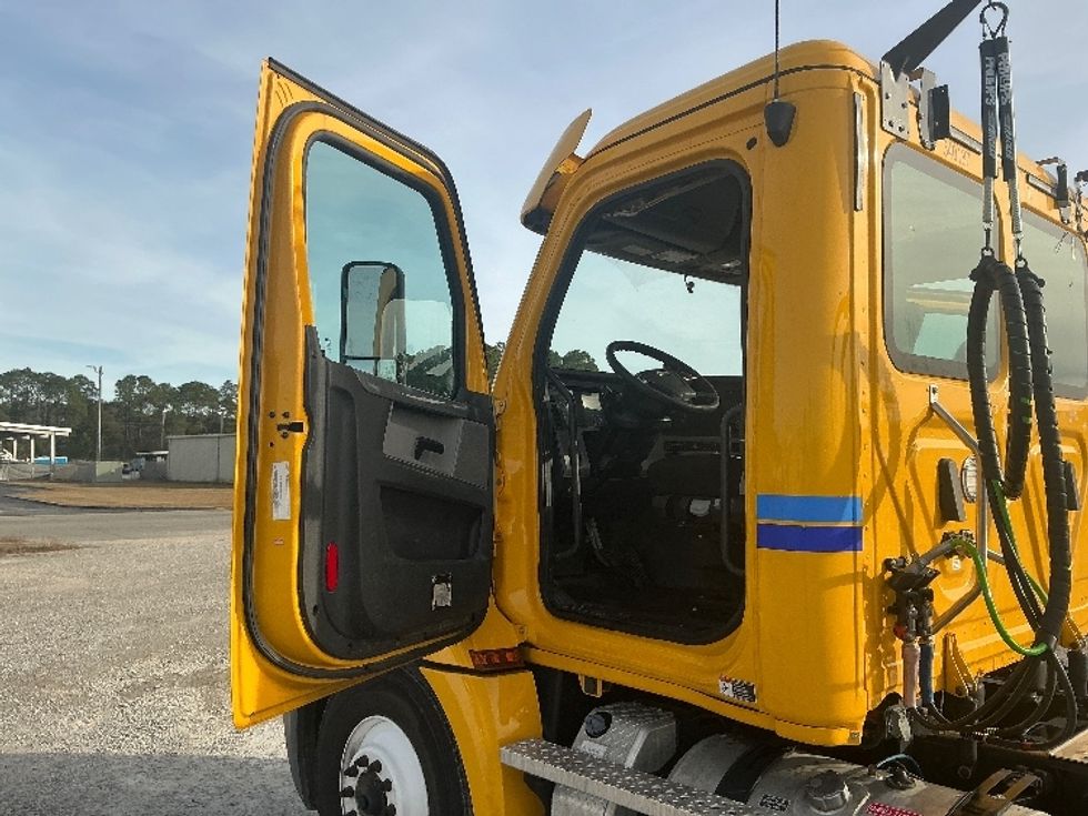 Day Cab Tractor-Heavy Duty Tractors-Freightliner-2020-T12664ST-Gulfport-MS-700,387\n\t\tmiles-$ 31,750 - Image 9