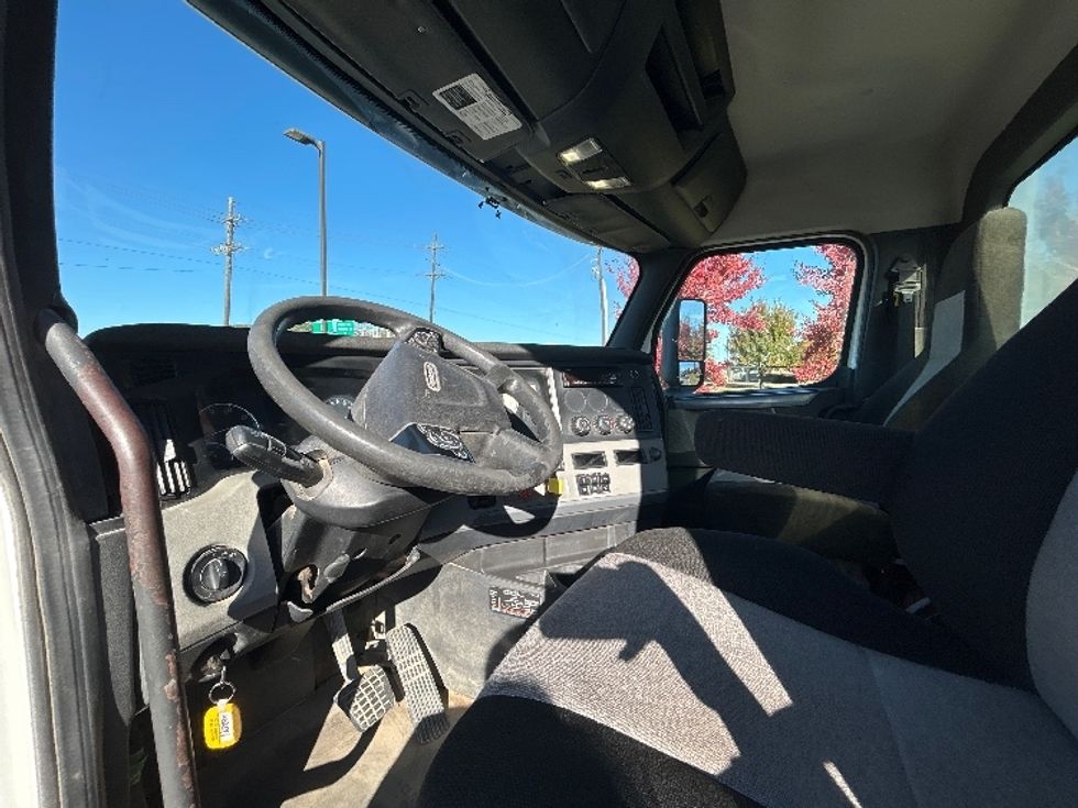 Day Cab Tractor-Heavy Duty Tractors-Freightliner-2020-T12664ST-Hammond-LA-162,573\n\t\tmiles-$ 66,750 - Image 10